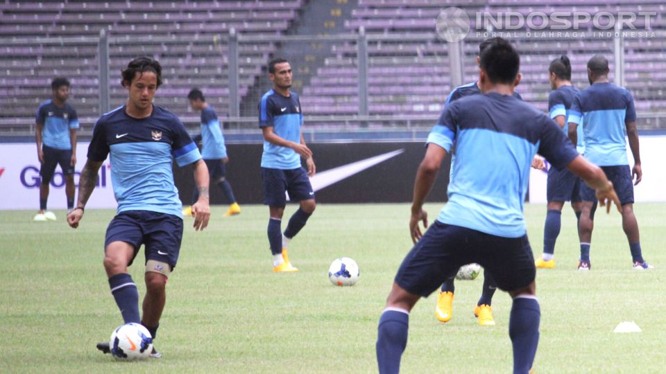 Irfan Bachdim hanya bisa mengikuti latihan ringan. Pelatih timnas senior Alfred Riedl masih setia menanti kesembuhan cedera yang dialaminya. Copyright: © Herry Ibrahim/INDOSPORT